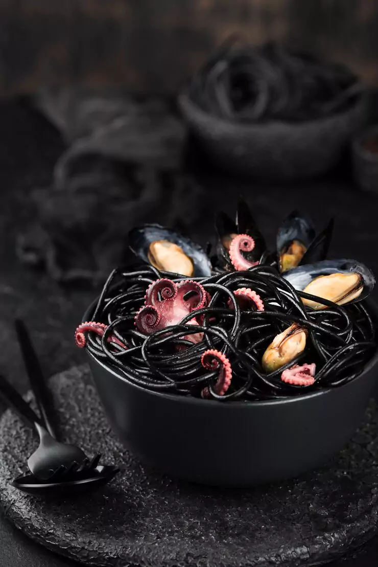 bowl-with-black-spaghetti-mussels